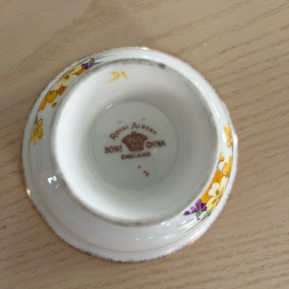 Vintage Royal Albert Creamer and Sugar Bowl - Picture 9 of 9